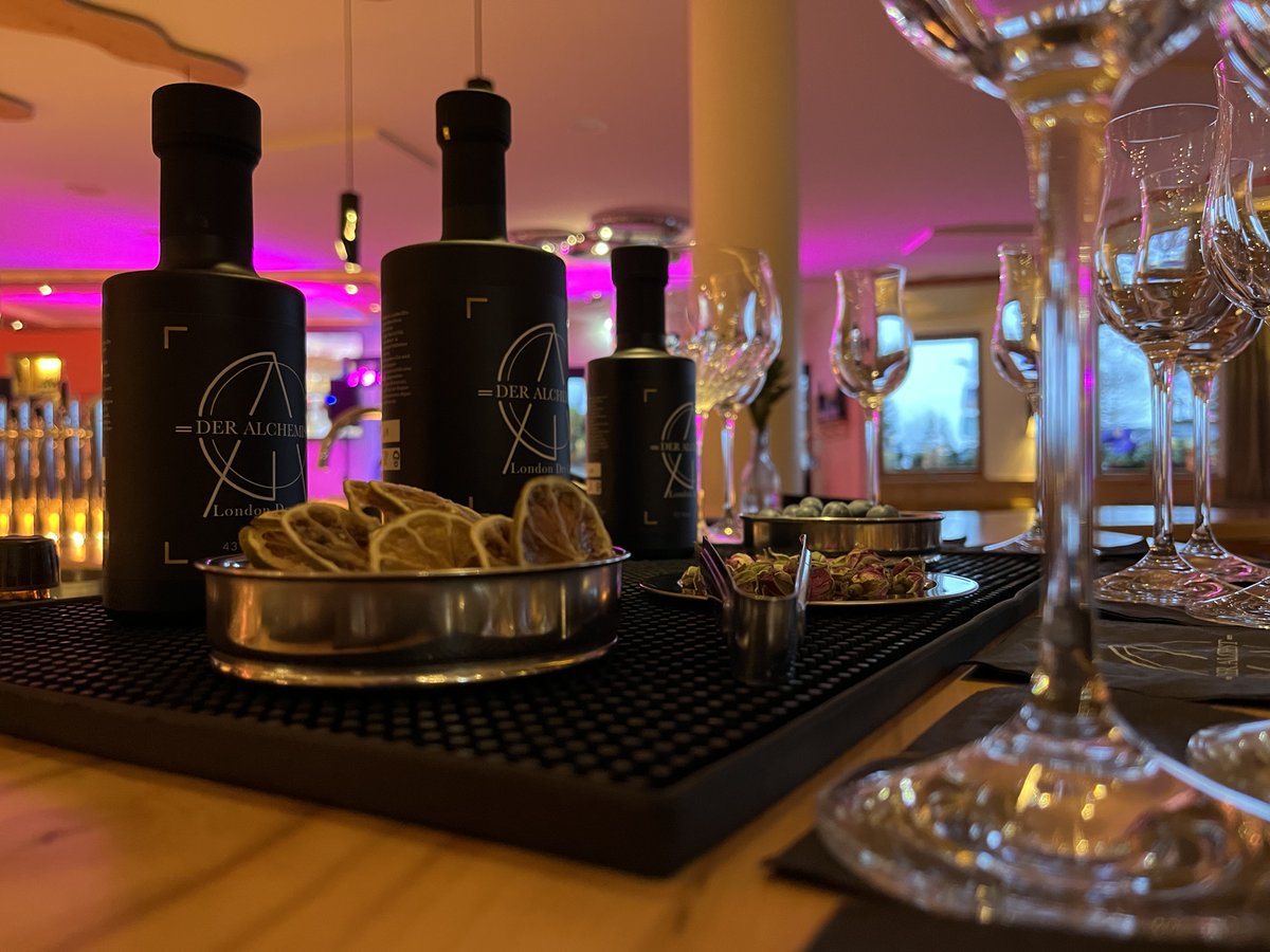 NEU: Unser 𝕙𝕒𝕦𝕤𝕖𝕚𝕘𝕖𝕟𝕖𝕣 𝔾𝕚𝕟 "𝔻𝕖𝕣 𝔸𝕝𝕔𝕙𝕖𝕞𝕚𝕤𝕥" ist ab heute bei uns in der Hausbar und dem Shop erhältlich.

Genieße die 𝗴𝗲𝘀𝗰𝗵𝗺𝗮𝗰𝗸𝗹𝗶𝗰𝗵𝗲 𝗩𝗶𝗲𝗹𝗳𝗮𝗹𝘁 𝗱𝗲𝗿 𝗔𝗹𝗽𝗲𝗻
#bar #cocktail #höflehner #urlaubbeimhöflehner #gastro