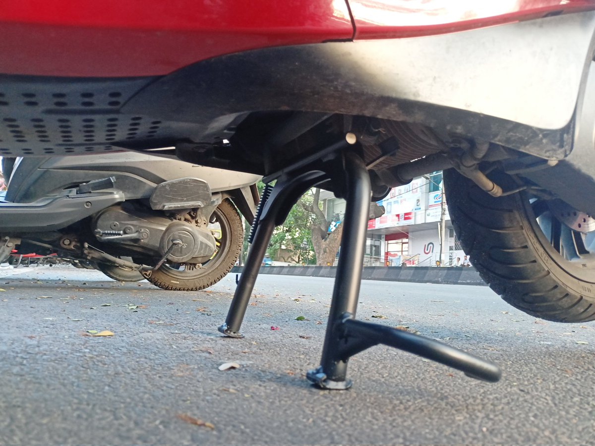 RahulAcharyaBH's tweet photo. We all know that centre stand &amp; footstep is a part of every 2 wheeler. But this wasn't the same with Ola. Today after fixing these 2 items Ola now looks perfect 👌

Also got replaced with new front fork arm. Thank you @bhash @OlaElectric https://t.co/XXHFYE0vEZ