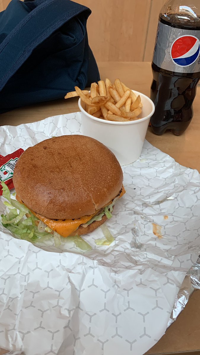 marichelcha's tweet photo. This is how a fucking 27 dollar burger with fries looks like at the fucking airport 😡😡😡😡 quitenme un brazo mejor https://t.co/qjjo9GbyXQ