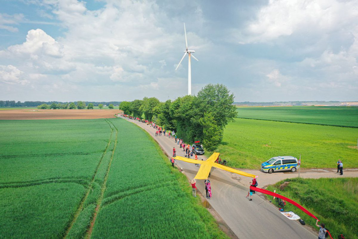 AlleDoerfer's tweet photo. Wir protestieren heute mit einer Menschenkette auf der #L12 am Tagebau Garzweiler. Weil RWE, @HendrikWuest &amp; @MonaNeubaur hier ab Juni 1 Straße, 7 Windräder und Millionen t Kohle abbaggern wollen. #L12bleibt! ✊💛
📷 Christoph Schnüll https://t.co/Hr7amsYHlk