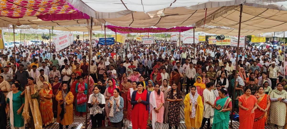 #Jaipur मंत्रालय कर्मचारियों के महापड़ाव से जुड़ी खबर

मंत्रालय कर्मचारियों के महापड़ाव को आज पूरा हुआ एक महीना
कल महापड़ाव स्थल पर करेंगे उपवास
50,000 से अधिक कर्मचारी करेंगे उपवास
सुबह 11:00 बजे से शाम 6:00 बजे तक करेंगे उपवास