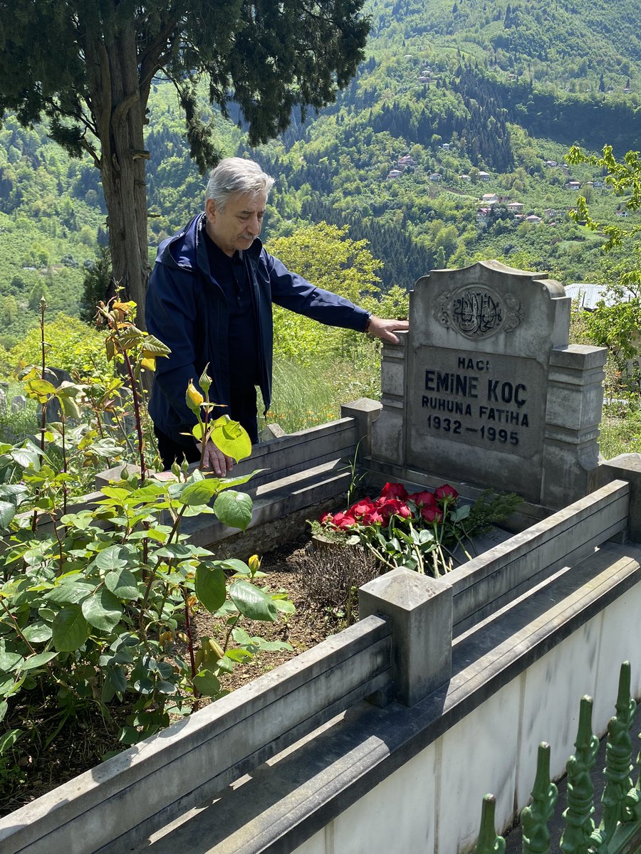 Hayatımın en kıymetlisi sevgili annecim, anneler günün kutlu olsun sana bütün kalbimle rahmet diliyorum. Rahmete giden tüm annelerin de anneler gününü kutluyorum. Hayatta olanlara da sağlık ve uzun ömür diliyorum.