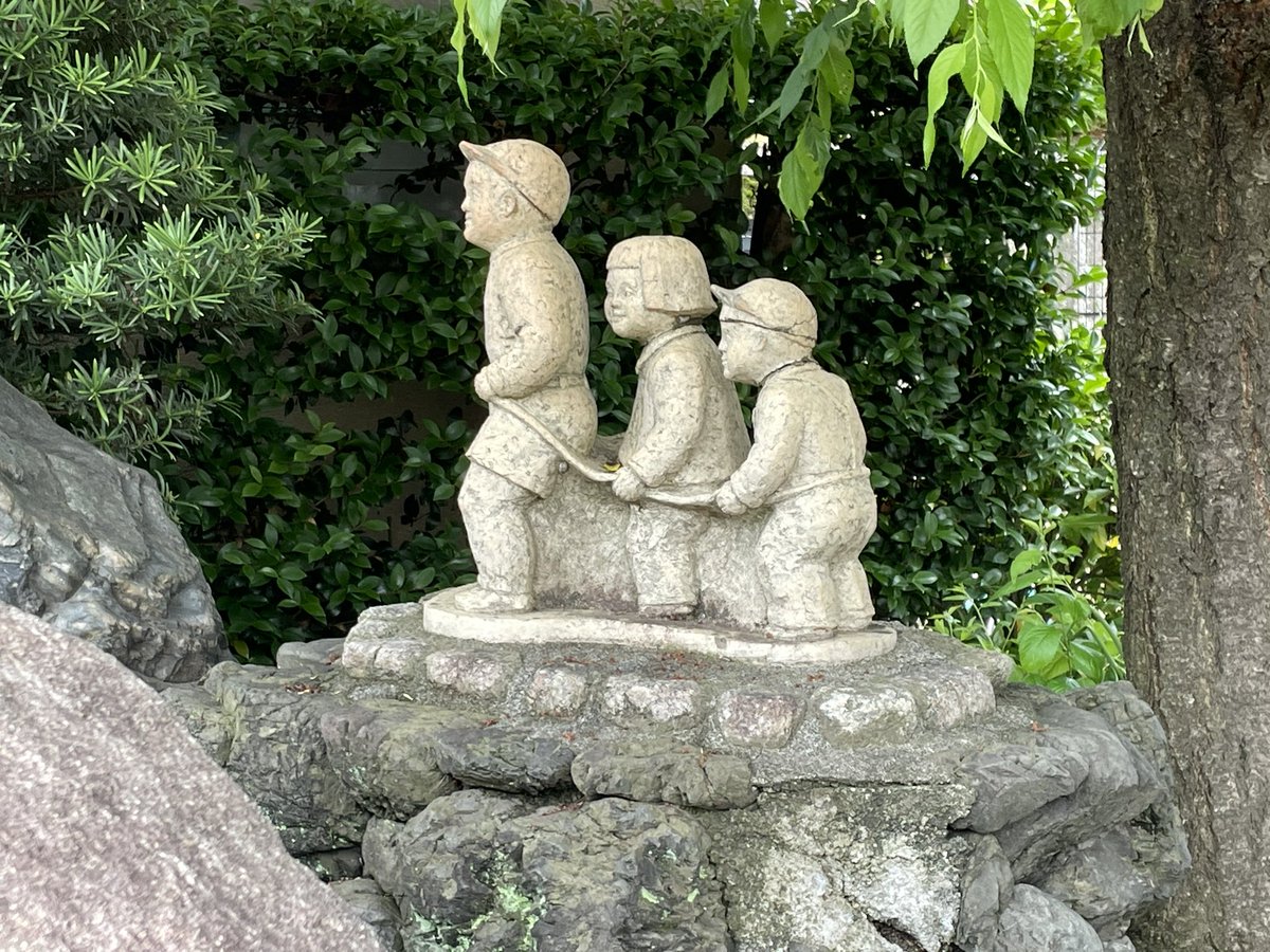 ugasu's tweet photo. 今後、街頭彫刻の写真をだらだらと撮り溜めることにした。
京都市中央図書館前。宮瀬富之「風のよそおい｣
緑地公園駅近くのマンションの前。川合敏久「息吹｣
京都市学校歴史博物館（旧開智小）正門横。作者不明。
過去ツイ
https://t.co/kvd25KT9Yc
https://t.co/yPVJnsPJWg
https://t.co/wAtTOZIvZP https://t.co/a0xA6eTODf