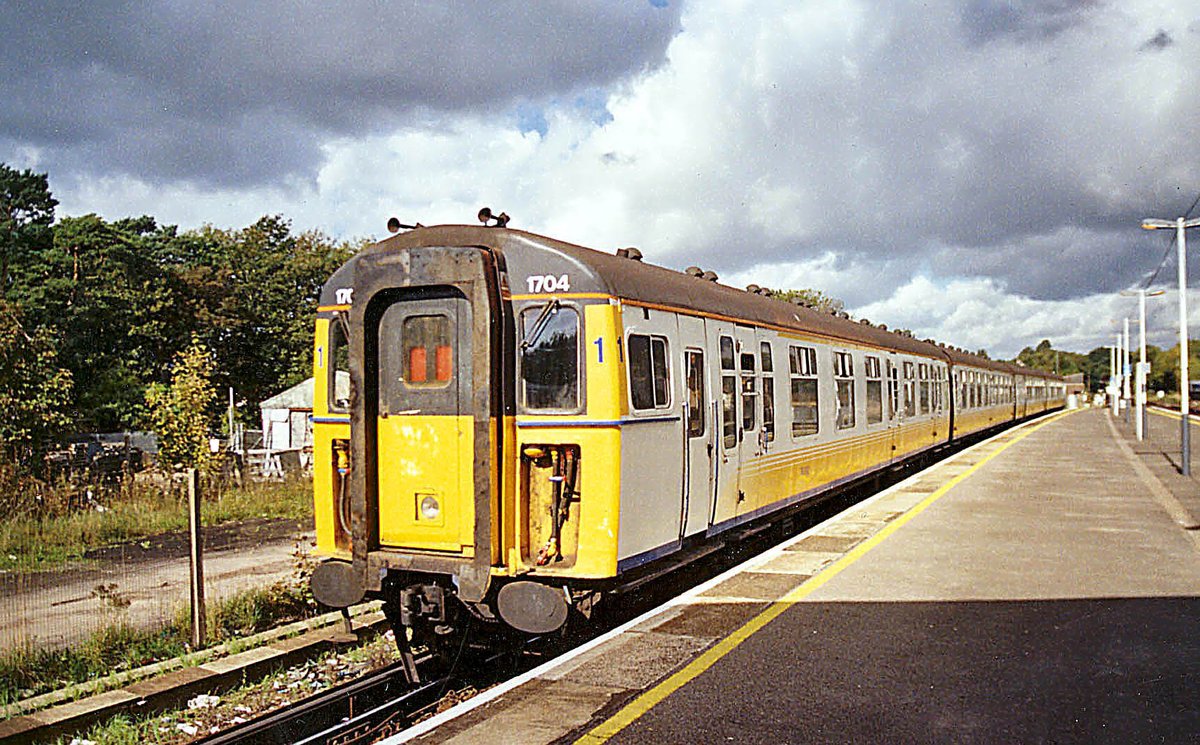 mavmaramis's tweet photo. 1704. Class 421/3 (4-Cig), York, 1964-65. Connex livery. Photos: Fareham, 06.10.2004. #railway #electric #ThirdRail #EMU #Class421 #Connex #Fareham @NamiHusky https://t.co/PzODQhApFb