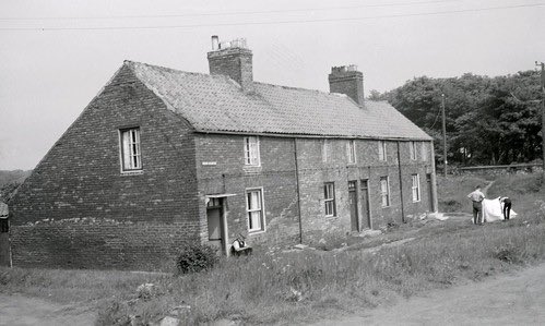 These are the last of the pit houses built for the miners. This one is from the 50s or 60s, with them probably demolished when the New Town was built. There were directly located in front of my photo on the previous tweet.  (Source: Newcastle Libraries)