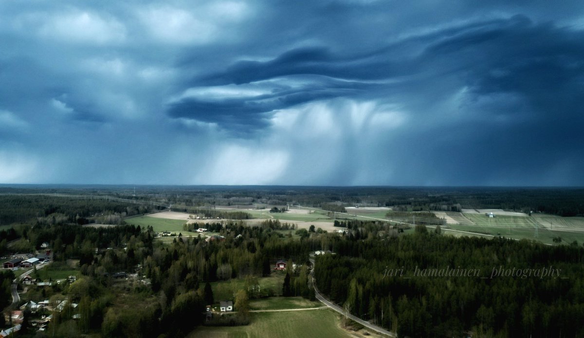 Ei ainakaan vielä jyrise. Pilvet on kyllä upeat nyt tässä Kotkan ja Kouvolan rajoilla. 

#ukkonen @YleSaa
@MTVSaa #thunderstorm #finland