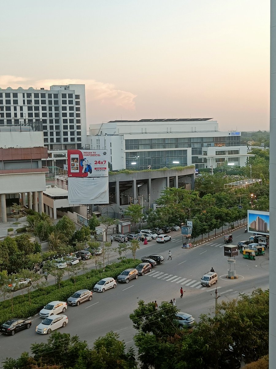Sampsfx's tweet photo. @AhmedabadPolice @ahmedabadmirror @AMCommissioner @PoliceAhmedabad  look at the road and how they are parking their cars next to the dividers. The program is at Club O7 and these scenes you can get very frequently! Would you like to take any action into this? https://t.co/oYWeU3B3Ii