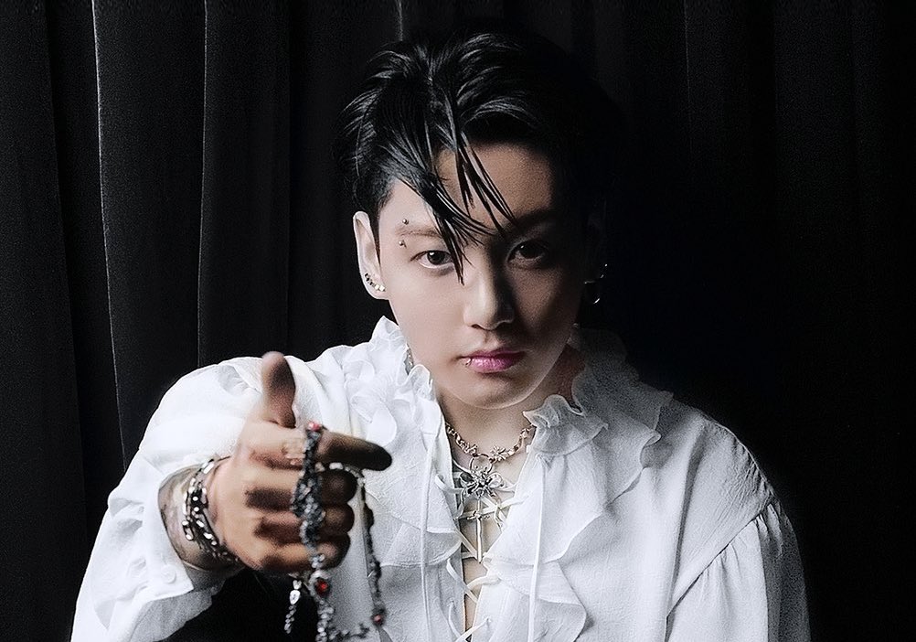 JKMediaUpdate's tweet photo. [INFO����] "Left And Right" feat Jungkook surpassed 600M streams on Spotify in 323 days. #LeftAndRight600M

•First Song by Korean Soloist to reach 600M streams on Spotify.
•Fastest Song by Korean and K-Pop Soloist/ Solo Act.
•#4 Fastest Song by K-Pop Act.

No.1 Soloist Jungkook! https://t.co/953WZa54EX