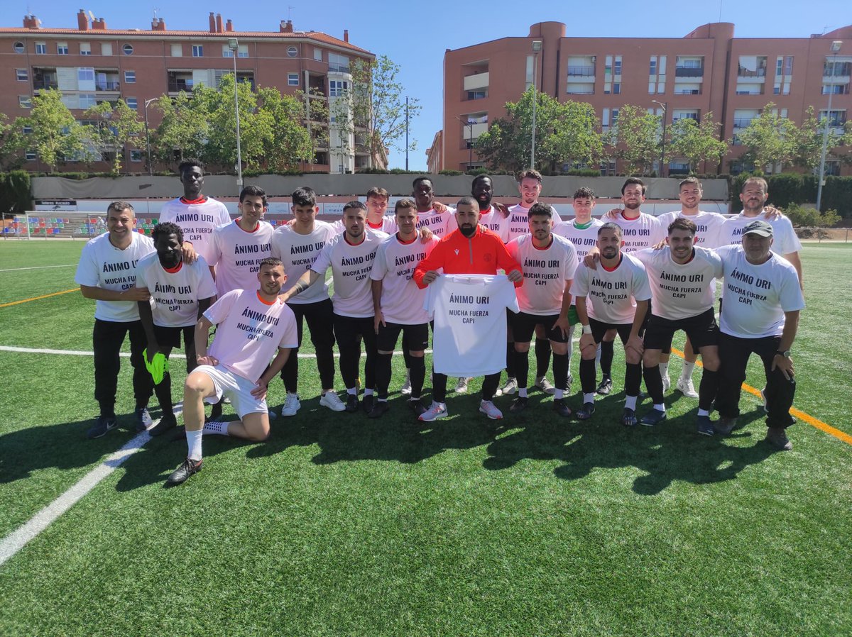 uesabadellenca's tweet photo. Primer equipo ha ganado 3 a 1 a Les Fonts
Hemos sacado camisetas de apoyo a nuestro capi @urirodgom
⚽⚽Hibra
⚽Beteta 
#3cat6
#VamosLaSaba
#LaSabaMola
🧡 🖤 https://t.co/y2LDvYnMVa