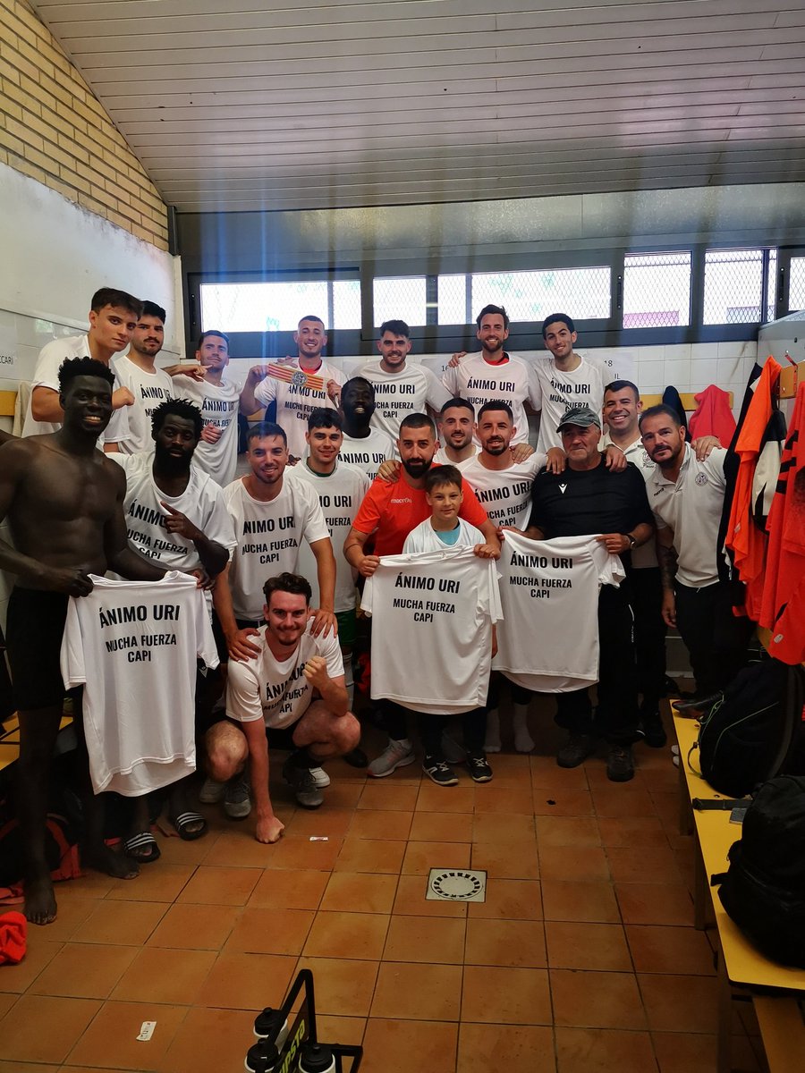 uesabadellenca's tweet photo. Primer equipo ha ganado 3 a 1 a Les Fonts
Hemos sacado camisetas de apoyo a nuestro capi @urirodgom
⚽⚽Hibra
⚽Beteta 
#3cat6
#VamosLaSaba
#LaSabaMola
🧡 🖤 https://t.co/y2LDvYnMVa