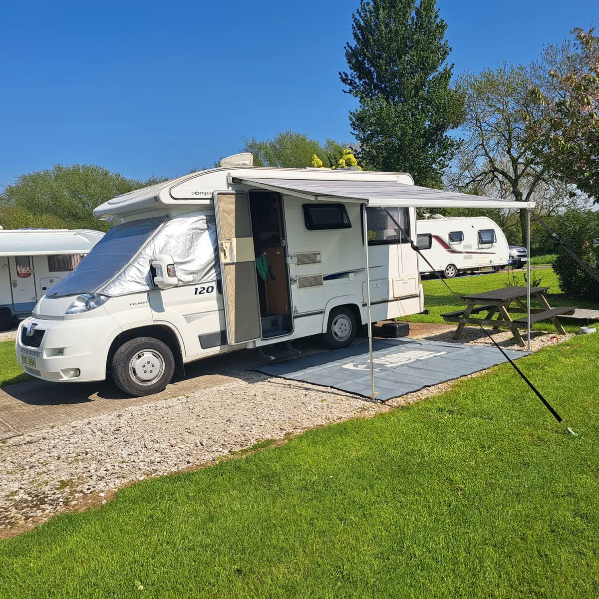 bealesteven45's tweet photo. A beautiful pitch at The Willows Touring Park #Nantwich @Cadack #SafariChef2 #GrillinandChillin perfect night to relax chillout #motorhomelife #Lifeontheroad #LeotheLab enjoying his travels👍 https://t.co/u35rz51ukO