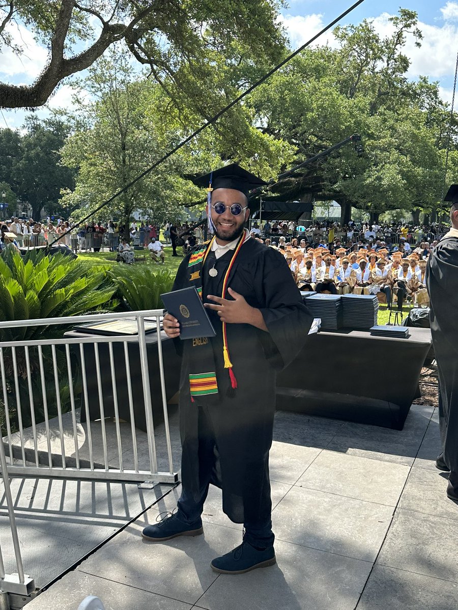 redbeansista's tweet photo. Heartfelt Congratulations Dillard University English Majors: Juanita, Nailah, Christian, Polly! Continued good fortune in all you do & are. God Bless you! #du1869 #MyDU #HipHopPrez #PrezFord. #Humanities #EnglishRocks https://t.co/qvmoX4naI7