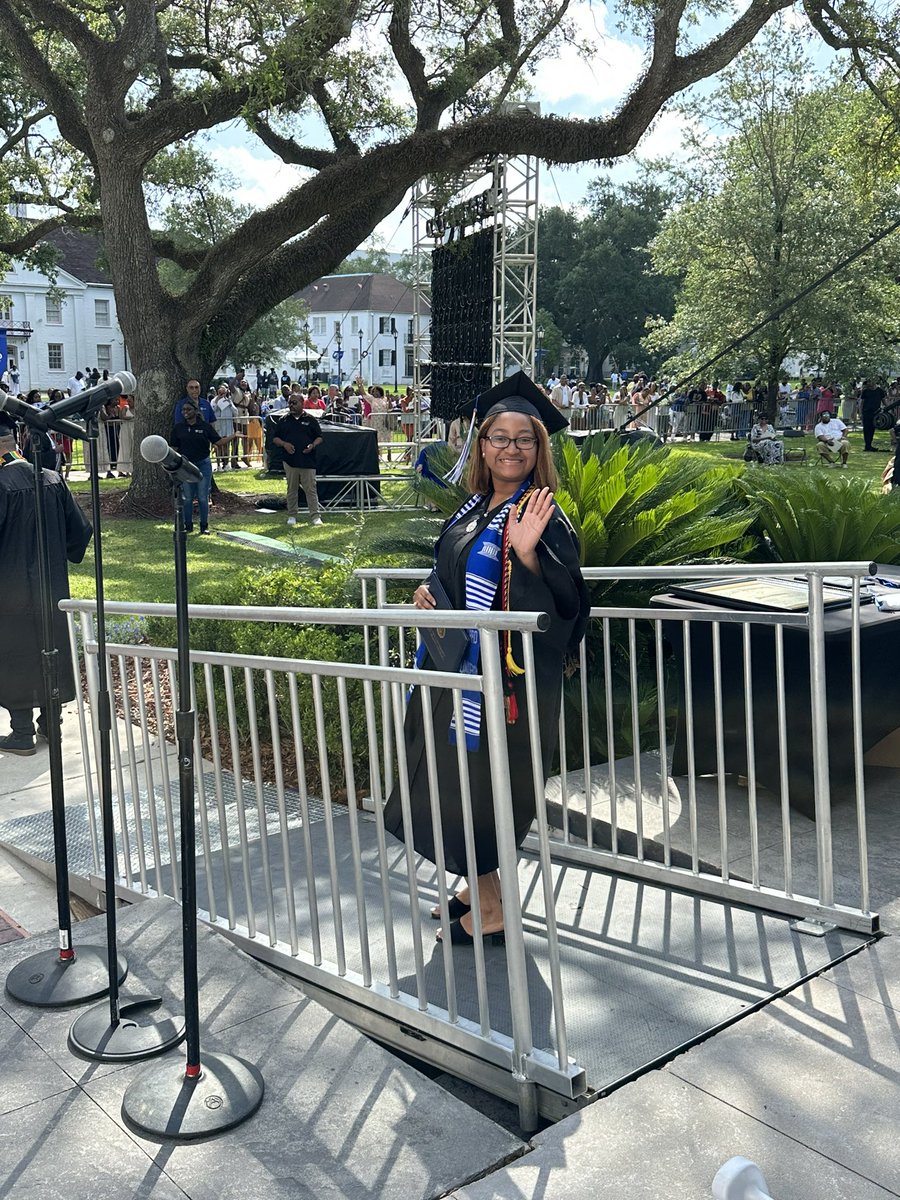 redbeansista's tweet photo. Heartfelt Congratulations Dillard University English Majors: Juanita, Nailah, Christian, Polly! Continued good fortune in all you do & are. God Bless you! #du1869 #MyDU #HipHopPrez #PrezFord. #Humanities #EnglishRocks https://t.co/qvmoX4naI7