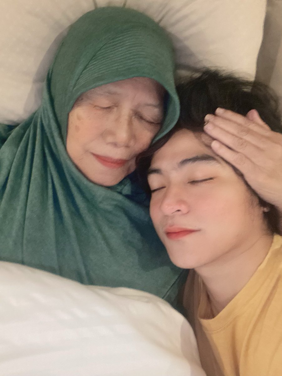 saya kangen ibu 😭😭😭 gak kuat ya allah 😭😭😭