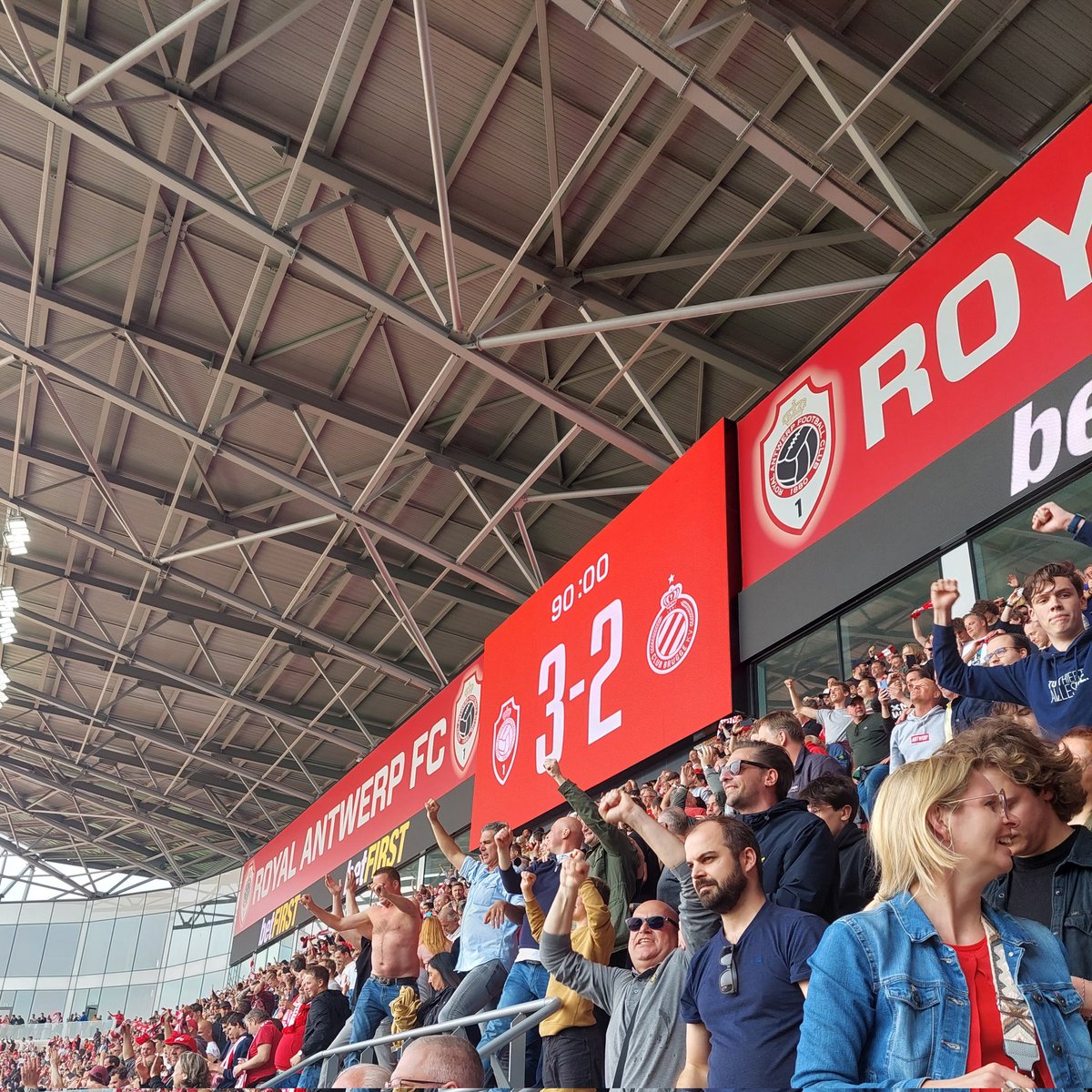 RobbevanLier's tweet photo. Waanzin. 

 @official_rafc

#antbru https://t.co/zIN0AvAYKu