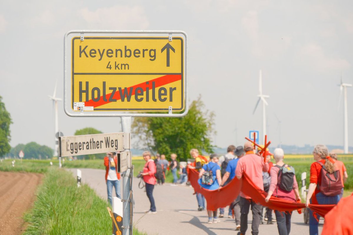 AlleDoerfer's tweet photo. Wir protestieren heute mit einer Menschenkette auf der #L12 am Tagebau Garzweiler. Weil RWE, @HendrikWuest &amp; @MonaNeubaur hier ab Juni 1 Straße, 7 Windräder und Millionen t Kohle abbaggern wollen. #L12bleibt! ✊💛
📷 Christoph Schnüll https://t.co/Hr7amsYHlk