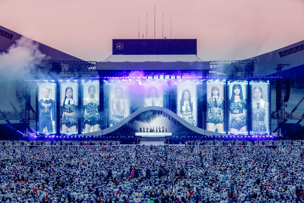 godmitzu's tweet photo. THE AMOUNT OF PEOPLE PACKED IN THE STADIUM WHOA TWICE YOU WILL ALWAYS BE FAMOUS @JYPETWICE https://t.co/7ibB00jLhh