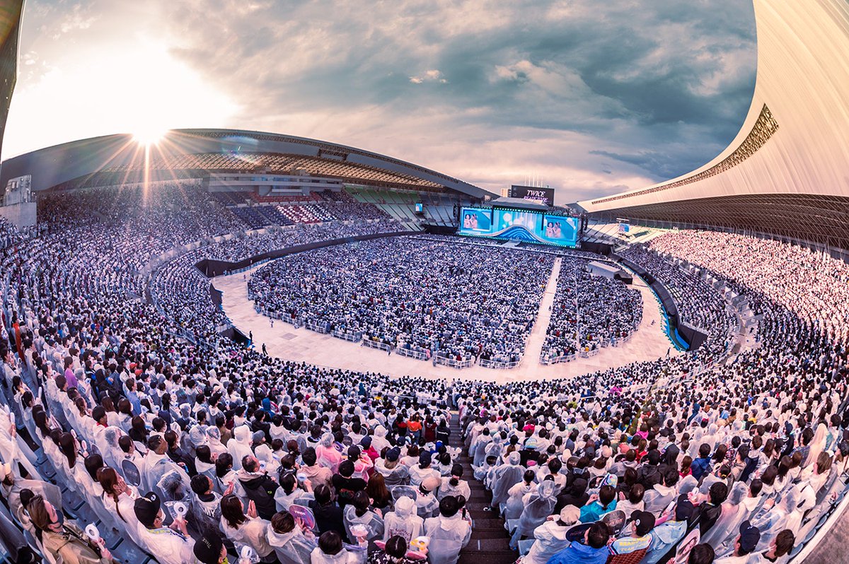 godmitzu's tweet photo. THE AMOUNT OF PEOPLE PACKED IN THE STADIUM WHOA TWICE YOU WILL ALWAYS BE FAMOUS @JYPETWICE https://t.co/7ibB00jLhh