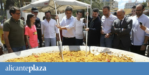 alicanteplaza's tweet photo. Bragarnik se suma a la fiesta de la afición del #ElcheCF por el Centenario https://t.co/Dp4xpy6QEw #MuchoElche #CentenarioECF https://t.co/2cWQgfsM56