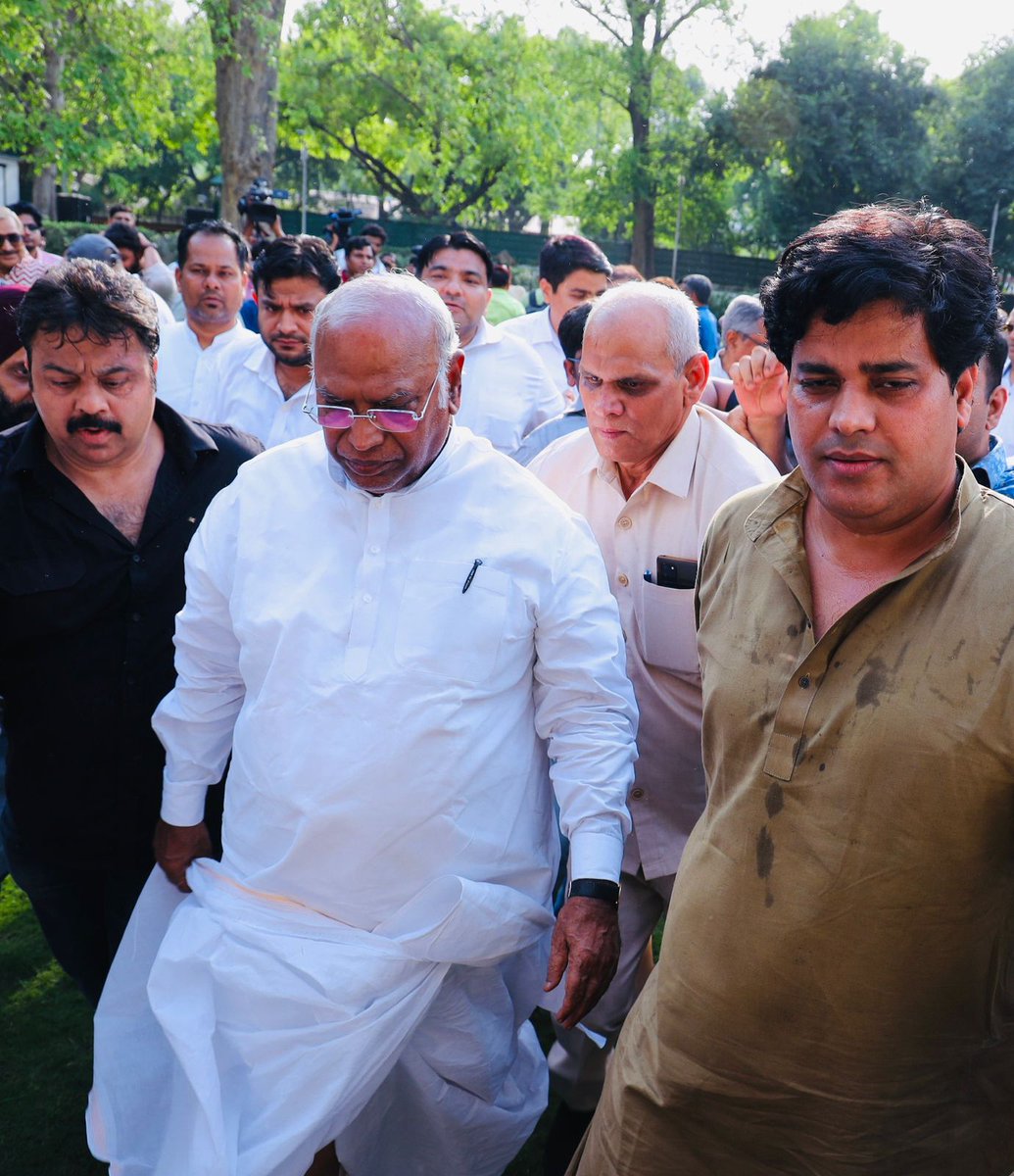 INC_Television's tweet photo. दिल्ली: कर्नाटक  विधानसभा चुनाव में प्रचंड जीत के बाद कांग्रेस के राष्ट्रीय अध्यक्ष श्री @kharge का राज्य सभा सांसद श्री  @ShayarImran ने  स्वागत किया। https://t.co/p9MPi6HF1R