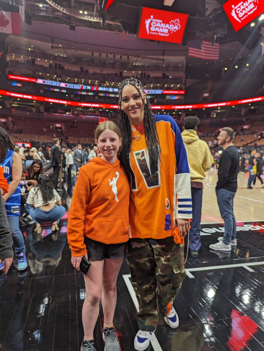 What an amazing event! It was great to see all the incredible @WNBA players in person from the @minnesotalynx and @chicagosky 🏀 including @bridgecarleton and @NatAchon   the energy in the sold out arena was electric! We need #WNBA in 🇨🇦 #womeninsports #WNBACanadaGame @CanBball