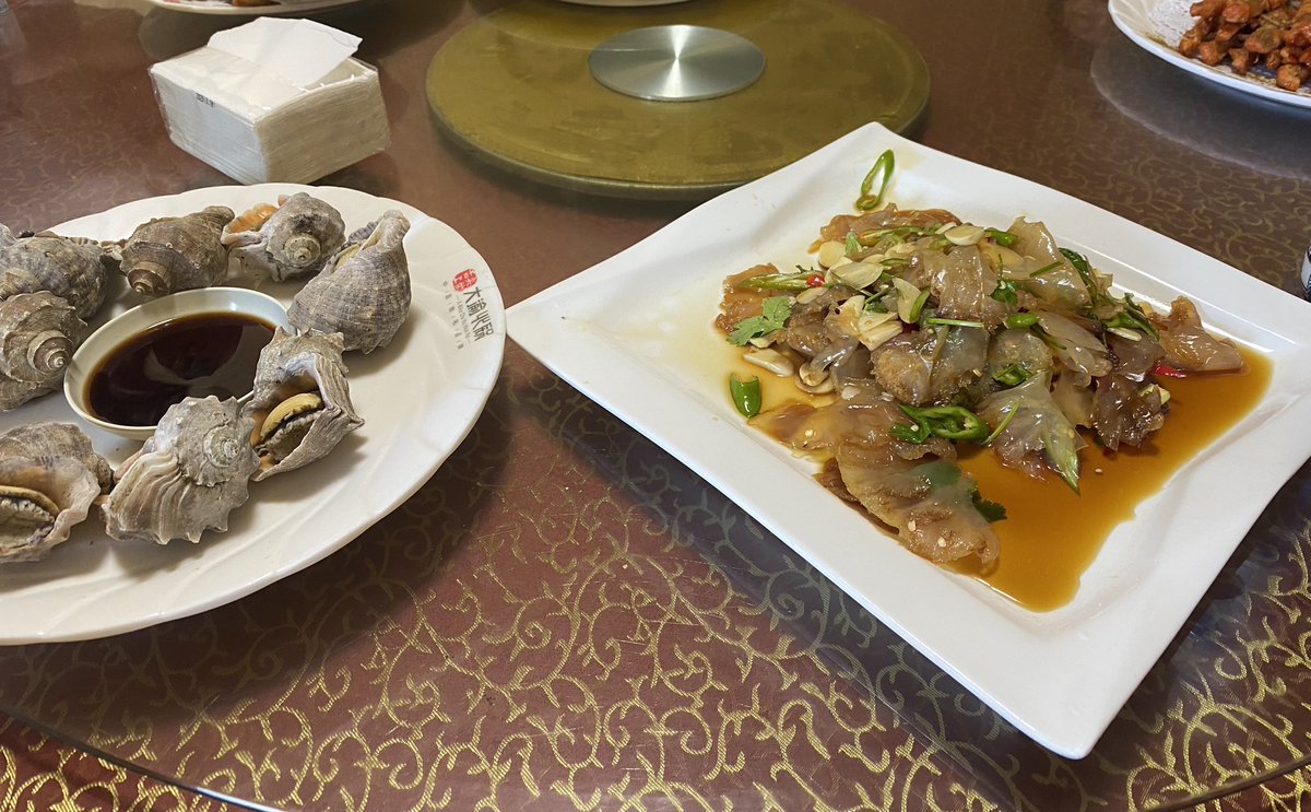 妻の親戚に会いに日帰り旅行へ行ってきました。地元の海鮮料理はどれも美味しかったですが、特に巻貝がピリ辛で好吃でした😋
息子は初めて見た海にビビり、私は初めての高速の運転にビビりましたが、いい思い出でになりました。