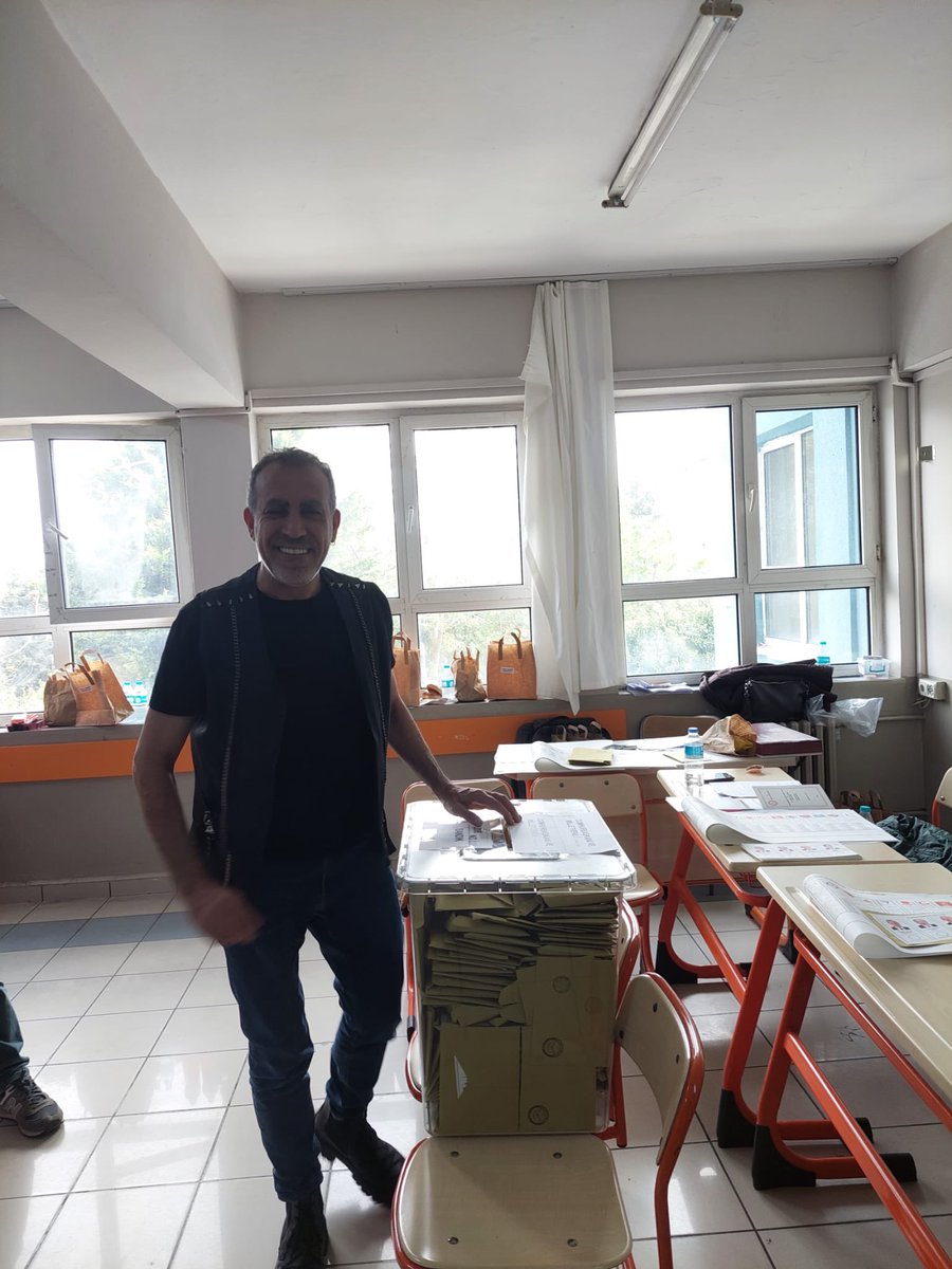 Demokrasi ne güzel şey.

Haydi ben yine deprem bölgesine gidiyorum.
Orayı unutmayalım arkadaşlar.
Orası hep gündemde olmalı.🙏🙏
💚💚💚