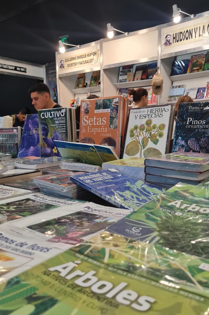 ahoraque_ok's tweet photo. 🌻🍄 Para aprender de la naturaleza: Los stands del @Museohudson (3233)  y Ecoval Ediciones (153) tienen una nutrida variedad de libros sobre flora, fauna y funga regionales y de otras partes del mundo. Buena oportunidad para pasar a hojear algunos. https://t.co/gQuEzBNJt9