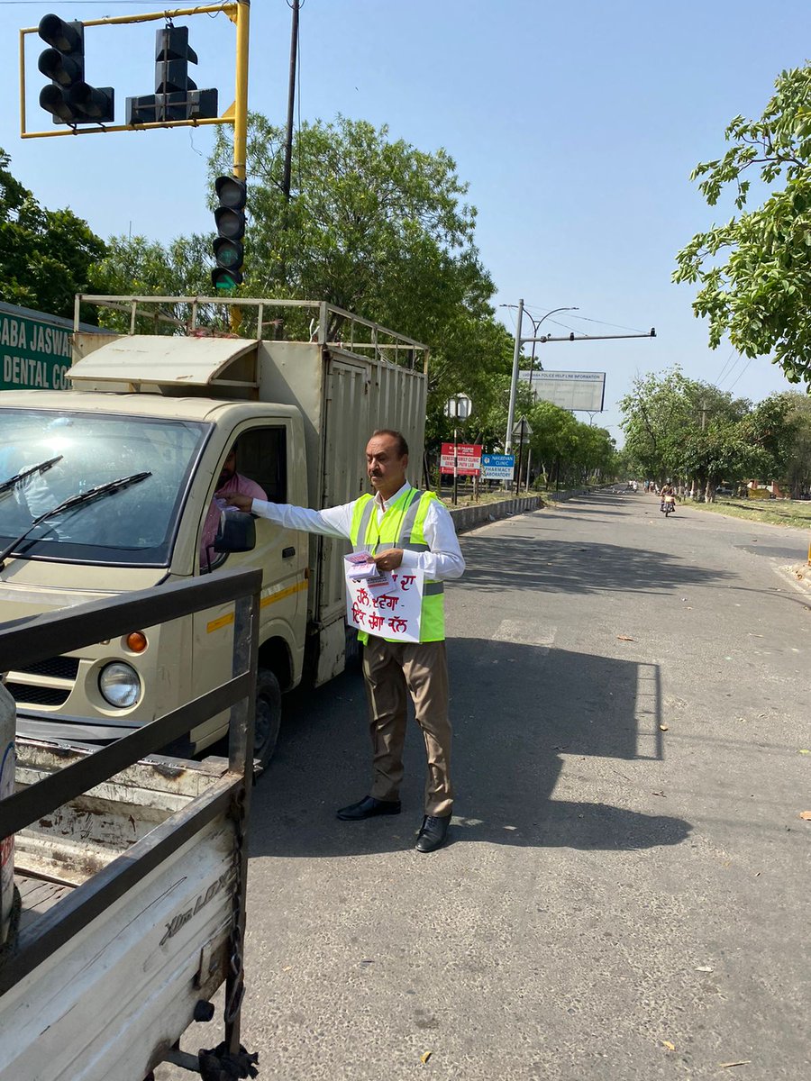 Lakhanpal1Cm's tweet photo. Consecutively, activists and environmentalists completed another phase of Padyatra - 2. Scattered all over in different corners of the Chowk in twos and threes with playcards hanging around the neck for one hour. #StopPollutionofBuddhaDarya #SaveSatluj. #SavePunjab https://t.co/jLLxwiRmbA