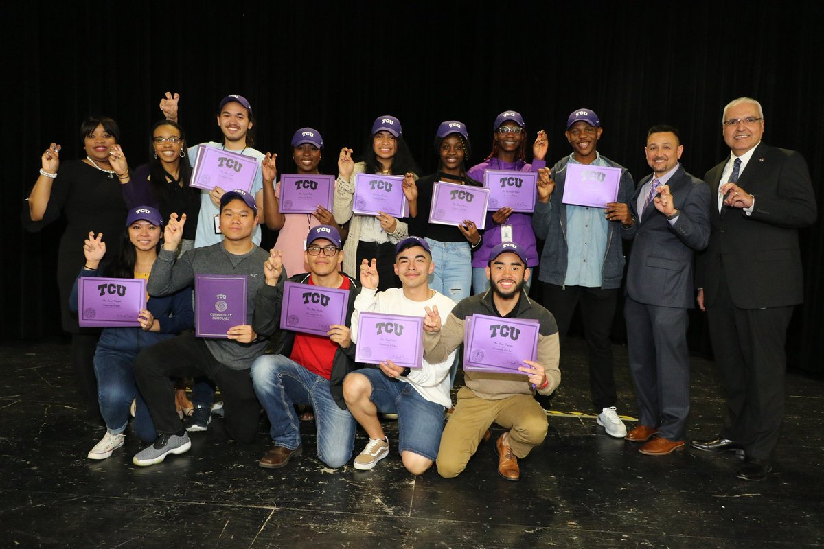 fabenavides's tweet image. Excited to see my former @shhsalumni students graduate today from @TCU 💜🎓 @AyeThad 

#SamSide #SamPride ❤️💙❤️