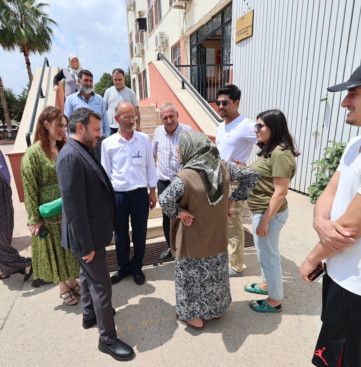 fmkocaispir's tweet photo. Yüreğir'imizdeki okullarımızda hemşehrilerimizle bir araya geldik. Doğru Adımlarla demokrasimize sahip çıkmaya devam ediyoruz 🙋‍♂️ https://t.co/LEN4ectwuQ