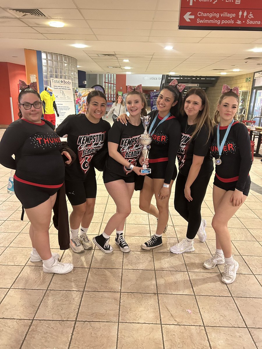 MissWallsDrama's tweet photo. The captain and coach ‘Dream Team’ … I’m so lucky to have theses amazing individuals support me with Thunder ! They’re all outstanding role models to the rest of the team. @KAKempston https://t.co/sjiNnOzXTd