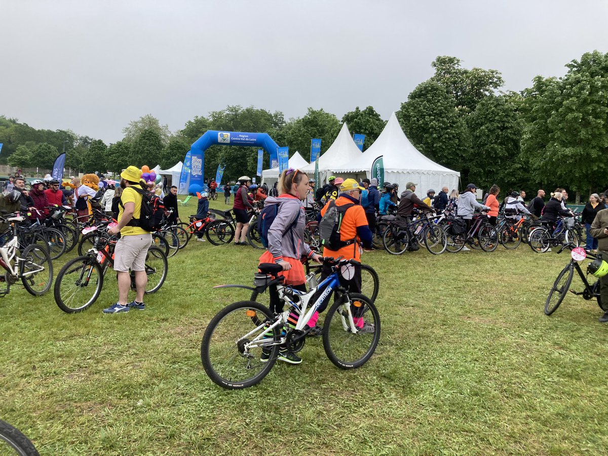 🚴‍♀️ Gros succès du Velotour à Orléans : 5000 participants ! 👏 Les agents SNCF sont présents pour faire de la prévention auprès du grand public et des enfants, avec un mini passage à niveau 🛑🚊et un quiz 😀@FrancescaAceto_ @Thierry_Baless @SNCFReseau @juliiepla