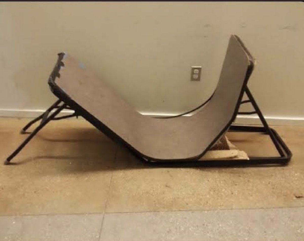 Adana’da bir okulda oy kullanma işlemlerinde şuana kadar 3 mühür kırıldı. Okul başkanları oy kullanırken ‘sakin olalım’ çağrıları yapıyor.