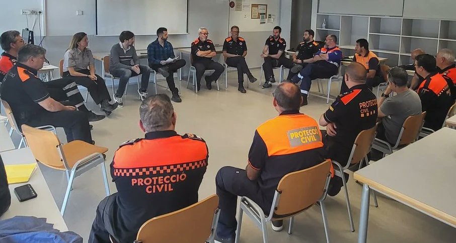 La #formació constant del voluntariat de #protecciocivil es una eina clau per donar un bon servei
Actualment a #castellbellielvilar #Bages, preparant-nos per un #estiu que pot ser molt complicat🔥
✔️Curs d'Identificació de columnes de fum i tancament 🚧 d'accessos al medi natural