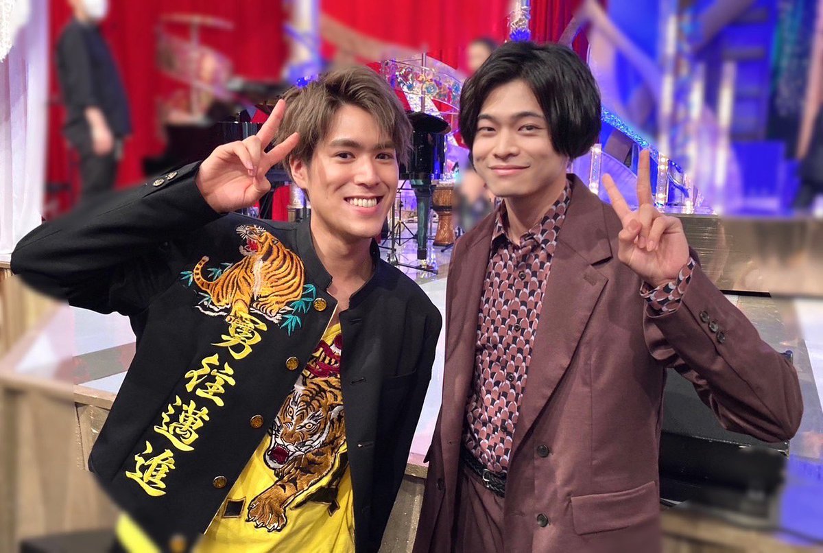 BOYMEN_kento's tweet photo. 【オールスター合唱バトル！！！】
（フジテレビ系列全国放送）
19時00分から放送！！

演歌チームのみなさんと写真撮ってますが、僕は［Z世代チーム］にいます^ ^！
20人のうち3人だけいる男の中で学ラン着てる身長高いのが僕です☺️！！
#山川豊 #二見颯一
#オールスター合唱バトル https://t.co/MO2SRnN8jn