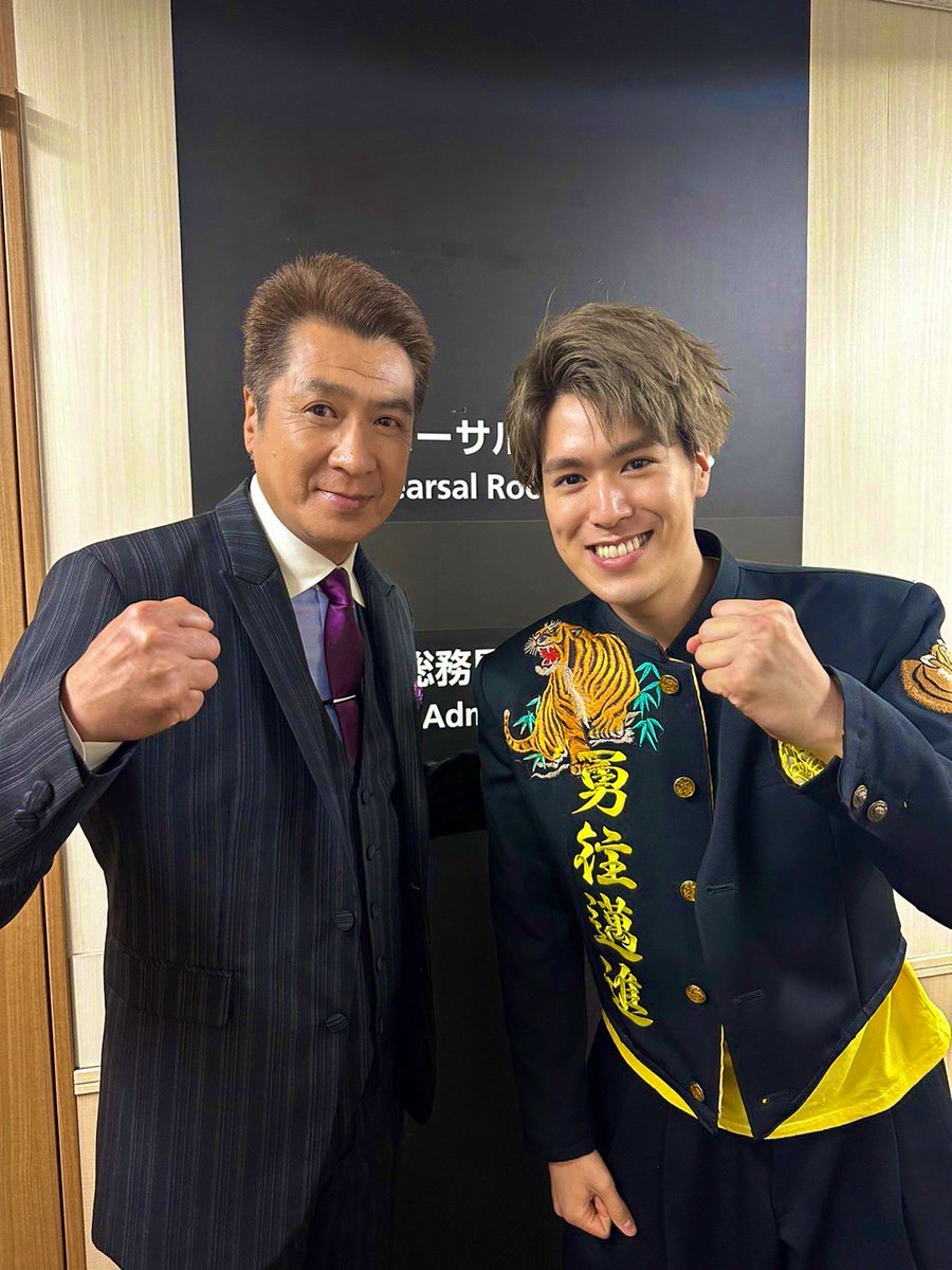BOYMEN_kento's tweet photo. 【オールスター合唱バトル！！！】
（フジテレビ系列全国放送）
19時00分から放送！！

演歌チームのみなさんと写真撮ってますが、僕は［Z世代チーム］にいます^ ^！
20人のうち3人だけいる男の中で学ラン着てる身長高いのが僕です☺️！！
#山川豊 #二見颯一
#オールスター合唱バトル https://t.co/MO2SRnN8jn