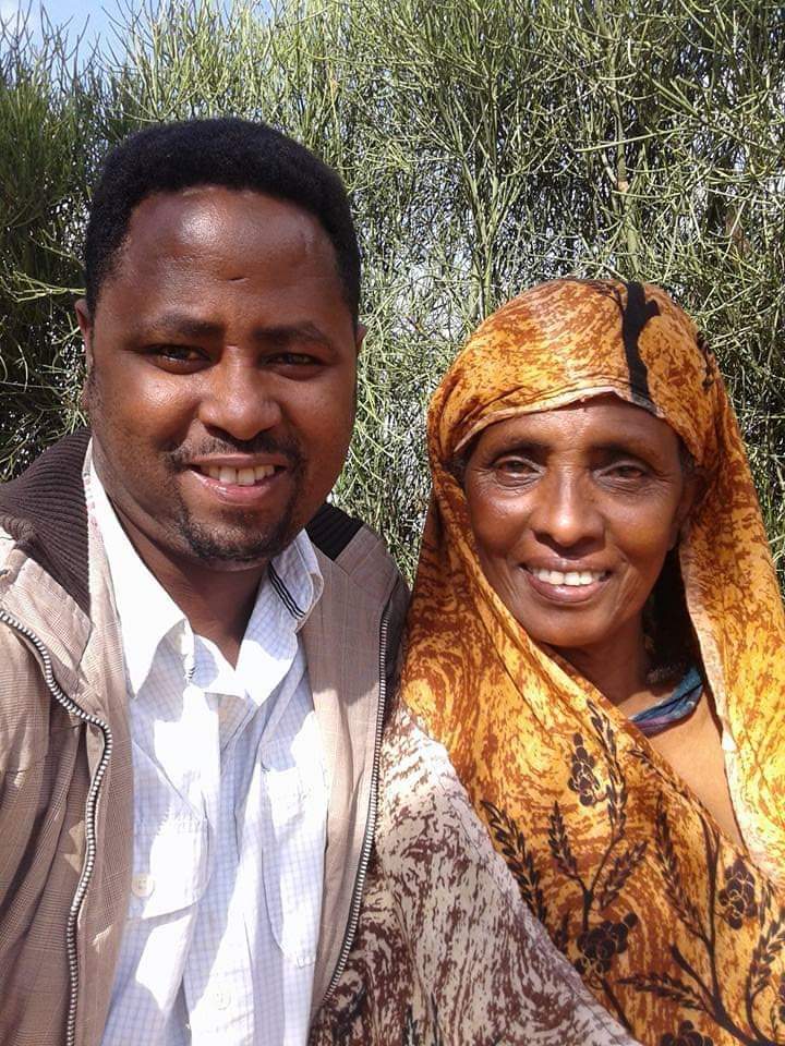 እናቴ በደህነት ጉሊት ቸርችረሽ አሳደግሺኝ። እኔ ላንቺ ሁለ ነገሬን ሰውቼ በለፋሺብኝ ልክ ባይሆንም፣ በአቅሜ ልክስሽ ሲገባ፣ ካንቺ ፍቅር ይልቅ የሀገሬ ፍቅር በለጠብኝ። ይቅርታ አድርጊልኝ። ክፉ አይንካሽ። #Ethiopia
