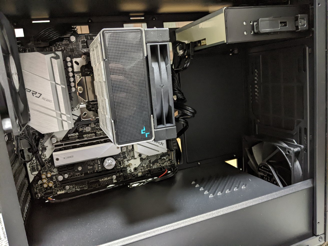 ジャンク B550M Pro4 + PCケース + サーマルテイク600W電源 ジャンク B550M Pro4 + PCケース + サーマルテイク600W電源