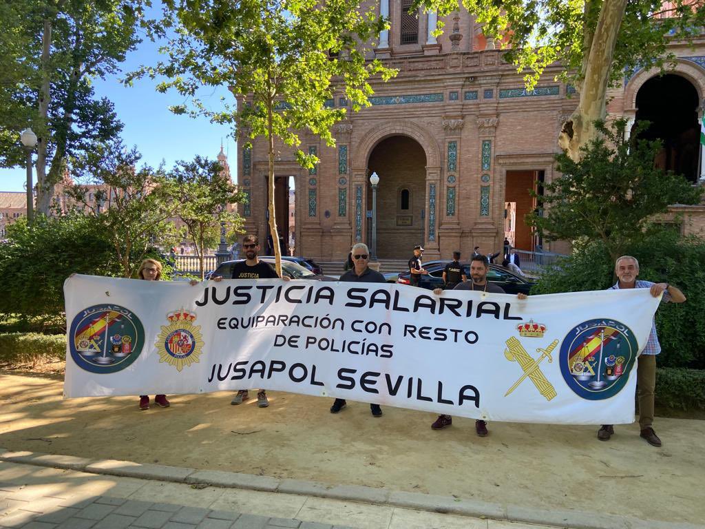 jusapol's tweet photo. 🗣Ayer nuestros COMPAÑEROS de #Sevilla recibieron a Pedro Sánchez antes de un mitin del @PSOE pancarta en mano.

💪GRACIAS POR VUESTRO COMPROMISO Y LUCHA COMPAÑEROS

😅Sr. @sanchezcastejon si no quiere escucharnos más, fácil, solo pedimos #EquiparacionYa y #JubilacionDignaYa. https://t.co/b1rU1gxVjL