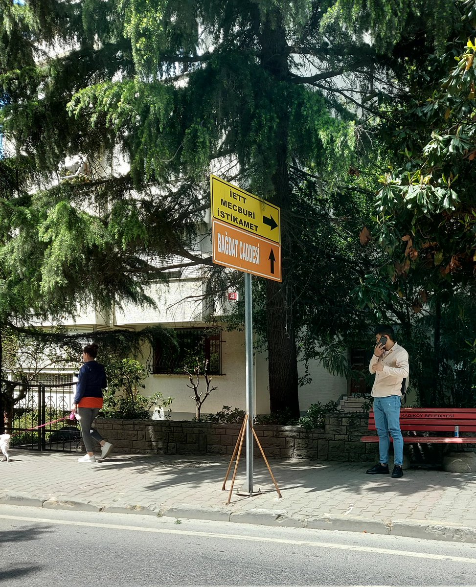 Pelinulger's tweet photo. #kadıkoybelediyesi  #IBB bu nasıl bir estetik dışı trafik levhası ???? Ethem efendi caddesi üzerinde.   Yakışıyor mu? https://t.co/SJYr6h2R26
