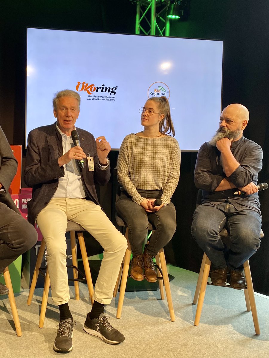 „Bequemlichkeit &amp; Gier hemmen #Nachhaltigkeit“

so Dr. Ehrnsperger von <a href="/bnw_ev/">Bundesverband Nachhaltige Wirtschaft</a> Mitglied <a href="/Lammsbraeu/">Neumarkter Lammsbräu</a>. 

„Wir haben es geschafft, Verbraucher:innen über den Inhalt zu überzeugen. Wir stehen fest zu #Mehrweg, aber Familienbrauereien brauchen jetzt

‼️ Erhöhung des Flaschenpfands ‼️“