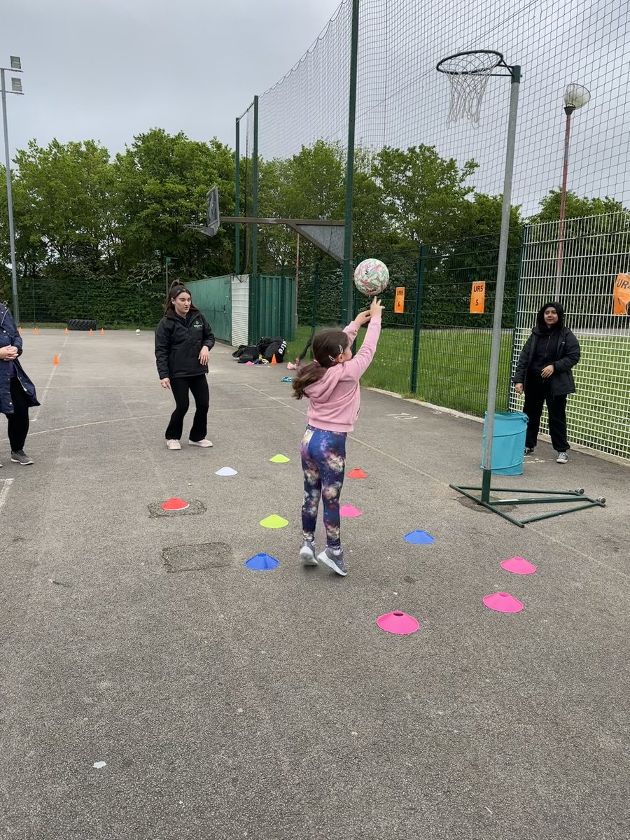 MightyNetball's tweet image. Yesterday we launched children’s netball sessions at Sharnbrook Academy netball courts, Bedford, and it was incredible!

To register your interest and find out more please contact bookings@mightynetball.co.uk 💚

#sharnbrook #fun #grassrootssport #Bedford #activekids