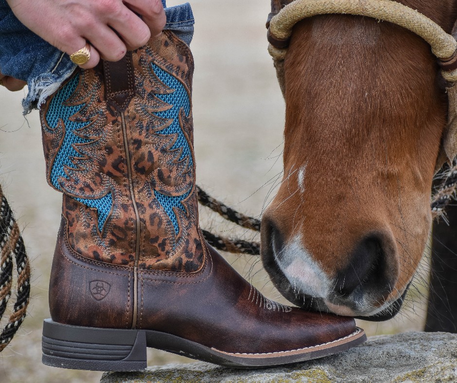 Even the horses love the Pinto VentTEK™ 360° Western Boot 🤣 📸 Credit: cutyobviousstarzip