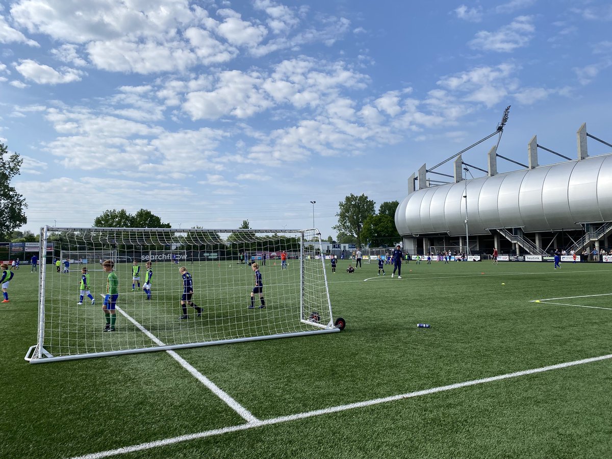 Sportsign's tweet photo. Vandaag even bij het #regiotoernooi O8 @TweHerAcademie aanwezig in Almelo. Leuk om al die kleintjes plezier te zien hebben met voetbal. Ook hebben we hier een groot spandoek voor gemaakt #vanenvoorderegio #partnerclubs https://t.co/NhZwKP6DQG