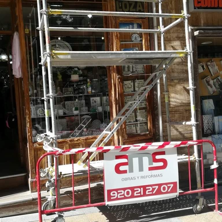 obrasAMS's tweet photo. ⚠ Te mostramos un poquito más del proceso de #reforma de #fachada para que no te quedes con la intriga. Así nos hemos encontrado la madera, muy deteriorada debido a las inclemencias meteorológicas y al paso del tiempo.

¿Qué te parece el proceso?
#rehabilitacióndefachada #Ávila https://t.co/0MKfZq8M5F
