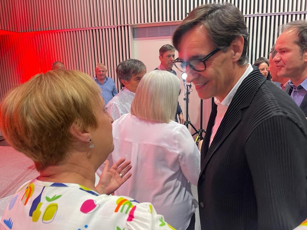 PscMora's tweet photo. La nostra candidata @dolorsgurrera conversant amb @salvadorilla per una Móra millor, progressista, una Móra d'Ebre socialista. Fem-ho possible! En Marxa! https://t.co/gytZIc9NW2