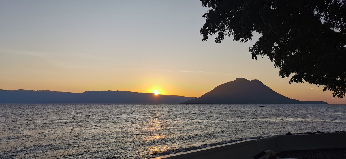 wita_desandri's tweet image. Sempet ragu mau brgkt, krn udah DP diving Alor dari tahun lalu, tp skrg lagi bnyk PR bgt. Tp trnyata senang jg kembali ke NTT dgn sunsetnya. Damai bgt. #Alor