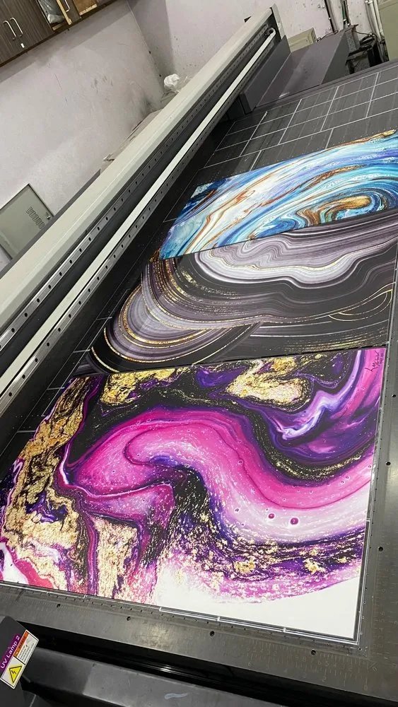 L'atelier sera bientôt équipé d'une imprimante UV à plat.
L'utilité ? Pouvoir imprimer directement, en blanc, noir et/ou en couleurs n'importe quel logo, logo custom, image, création originale sur l'acrylique, le métal et dérivé ! (Backplate, waterblock etc.)

🥰🥰