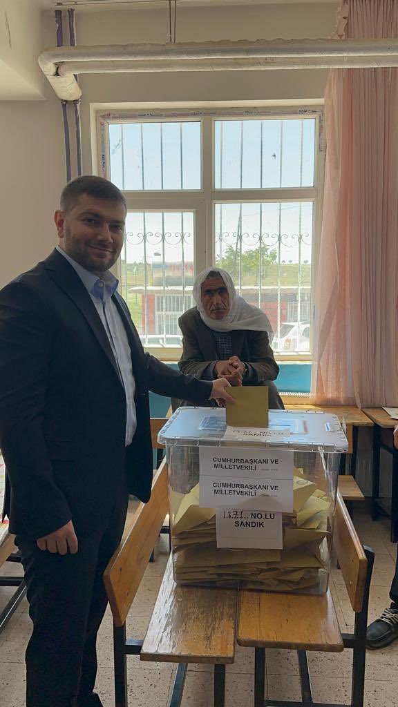 hakkibucak's tweet photo. Oyumuzu kullandık, bu seçimin ülkemize ve memleketimize hayırlı olmasını diliyorum.#sensizolmaz https://t.co/jCwygmbeLL